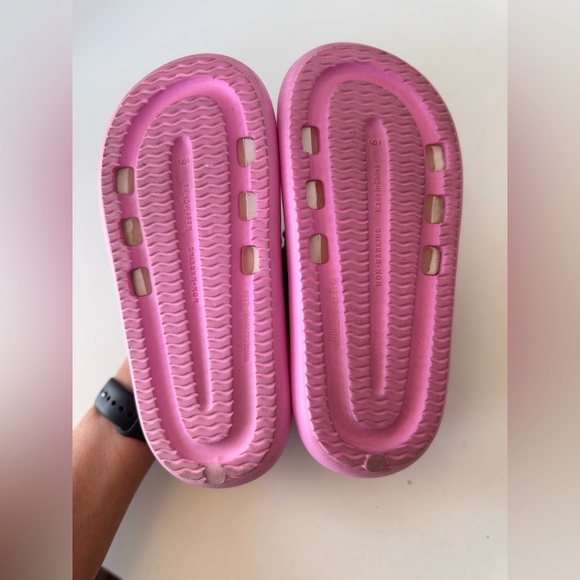 HELLO KITTY PINK RUBBER SLIDES SIZE 6 - Picture 8 of 8